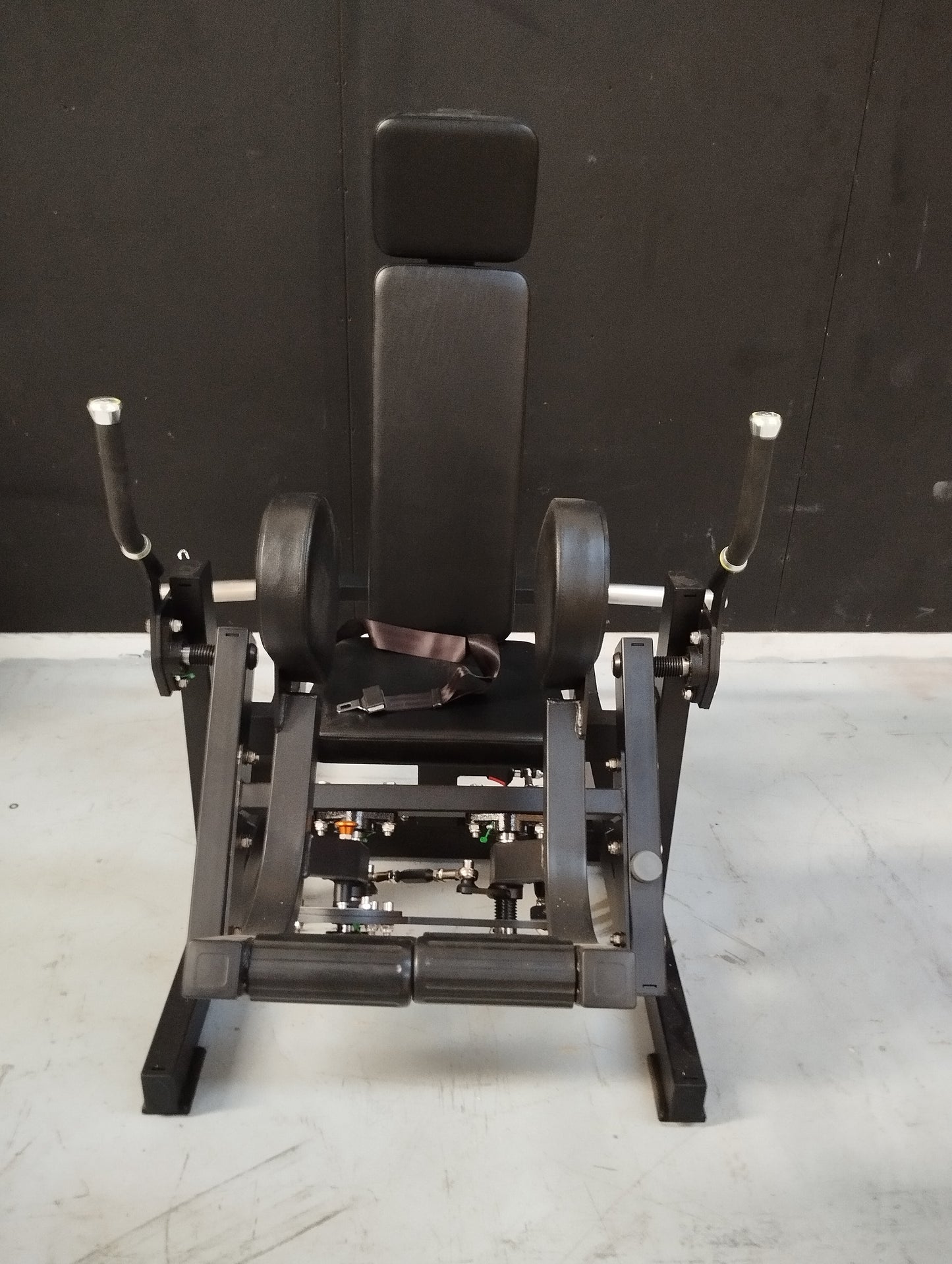 Incline Glute Abductor (Seatbelt)